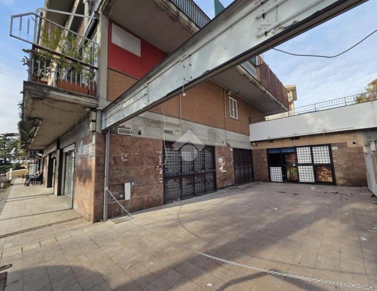 locale commerciale in vendita a Roma in zona Finocchio