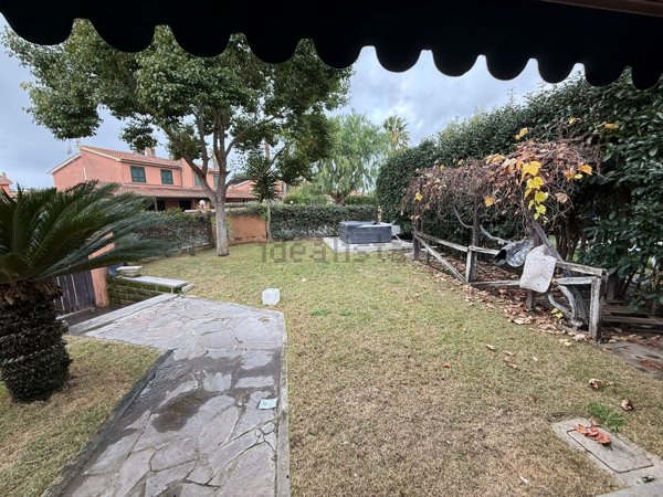 casa indipendente in vendita a Roma in zona Infernetto