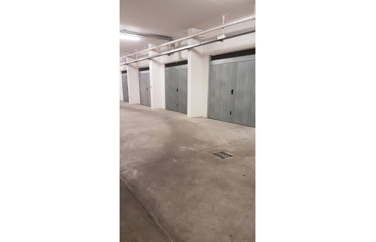 locale di sgombero in vendita a Roma in zona Torre Maura