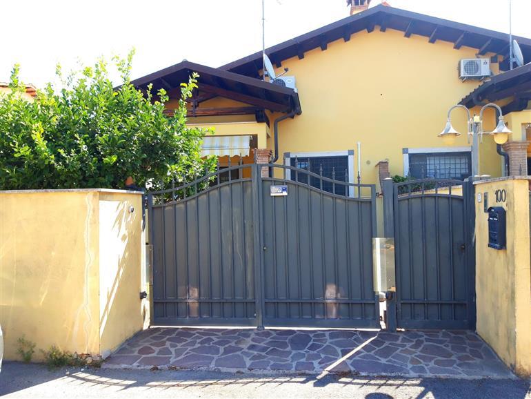 casa indipendente in vendita a Roma in zona Ostia Antica