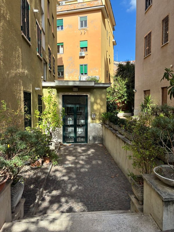 appartamento in vendita a Roma in zona Ostiense