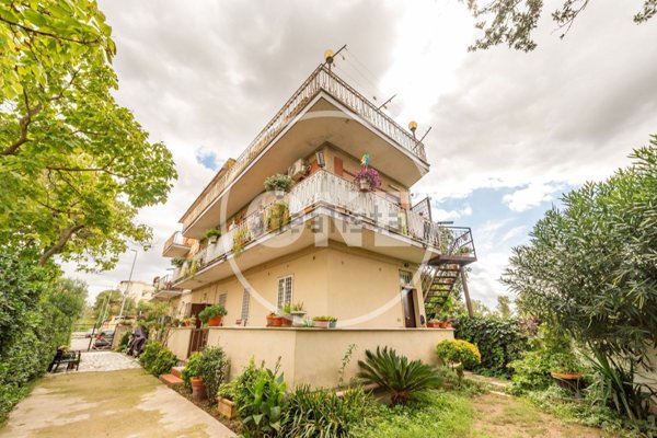 appartamento in vendita a Roma in zona Colle Prenestino