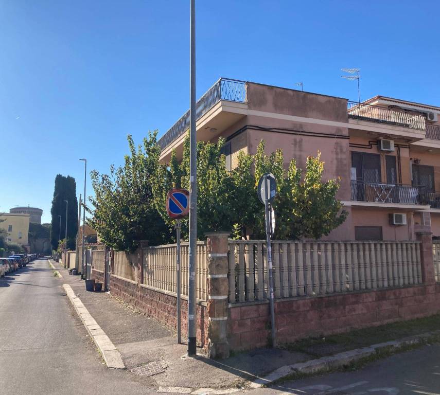 appartamento in vendita a Roma in zona Ostia Antica