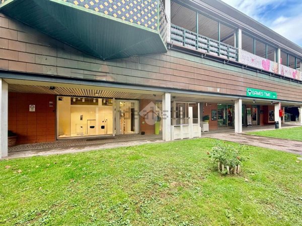 locale commerciale in vendita a Roma in zona Axa