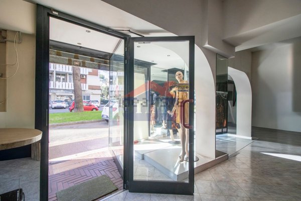 locale commerciale in vendita a Roma in zona Collatino