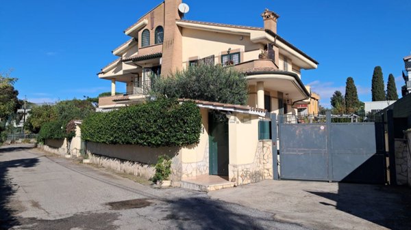 casa indipendente in vendita a Roma in zona Torre Gaia