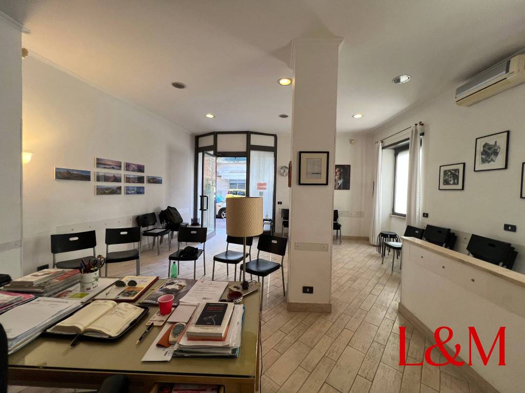 negozio in vendita a Roma in zona Appio Latino