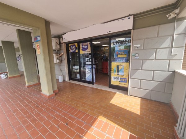 locale commerciale in vendita a Roma in zona Casalotti