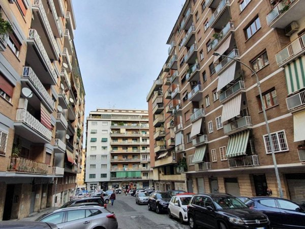 negozio in vendita a Roma in zona Tuscolano