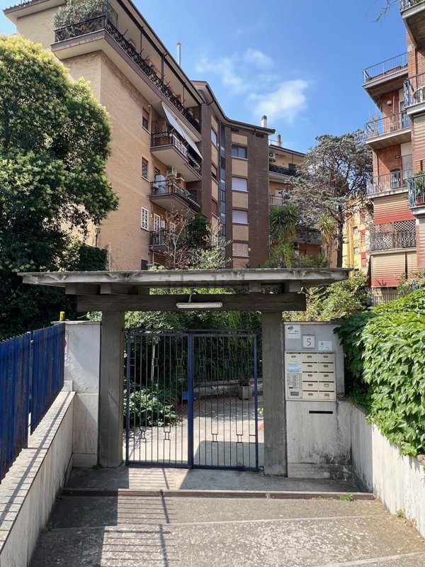 appartamento in vendita a Roma in zona Ostiense