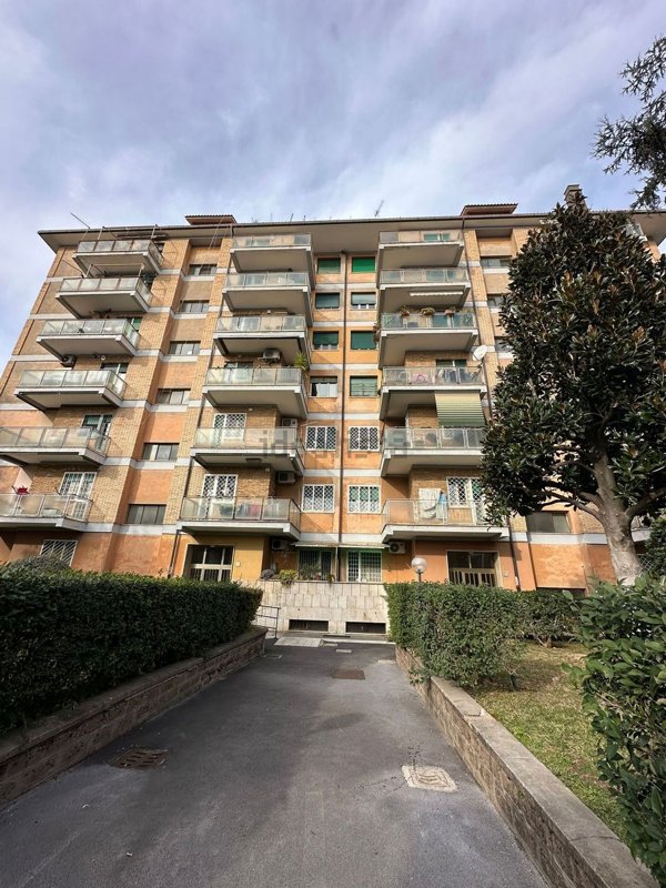 appartamento in vendita a Roma in zona Torre Spaccata