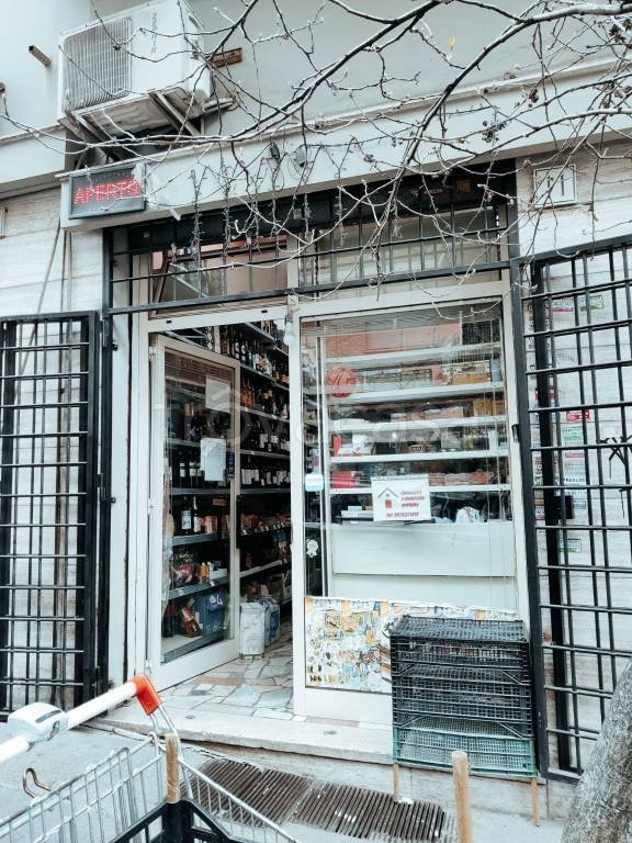 negozio in vendita a Roma in zona Appio Latino