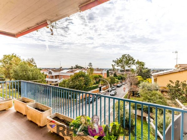 appartamento in vendita a Roma in zona Axa