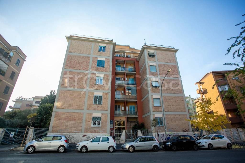 appartamento in vendita a Roma in zona Ostiense