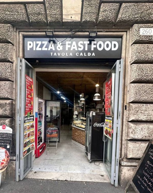 negozio in vendita a Roma in zona Rione Regola