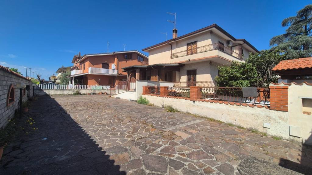 appartamento in vendita a Roma in zona Torre Gaia