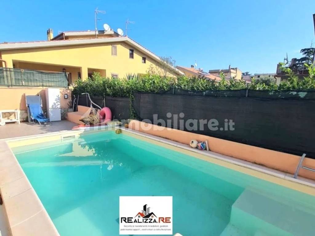 appartamento in vendita a Roma in zona Valle Muricana