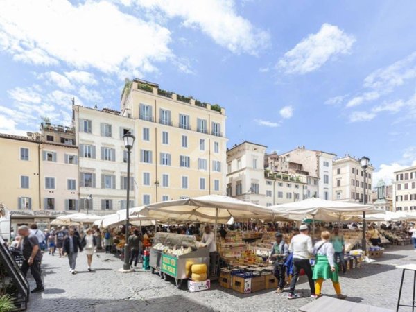 negozio in vendita a Roma in zona Rione Regola
