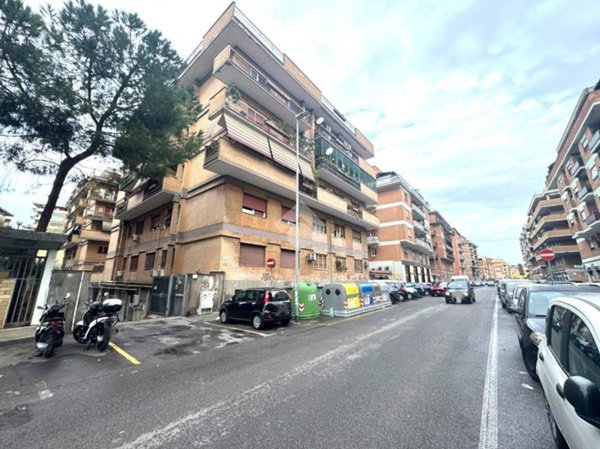 locale commerciale in vendita a Roma in zona Portuense