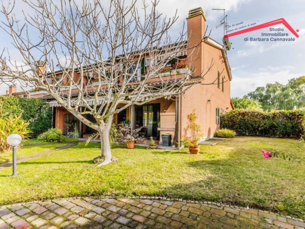 casa indipendente in vendita a Roma in zona Infernetto