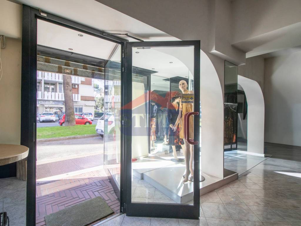negozio in vendita a Roma in zona Collatino