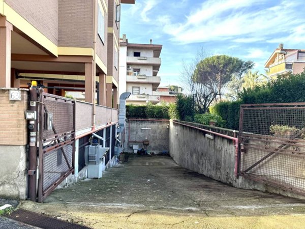 locale commerciale in vendita a Roma in zona Casal Morena