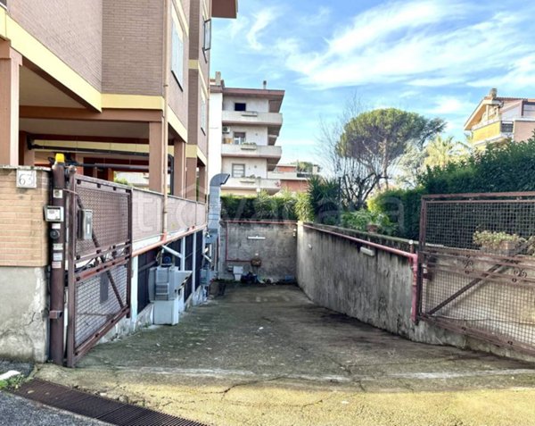 locale commerciale in vendita a Roma in zona Casal Morena