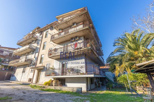 appartamento in vendita a Roma in zona Case Rosse