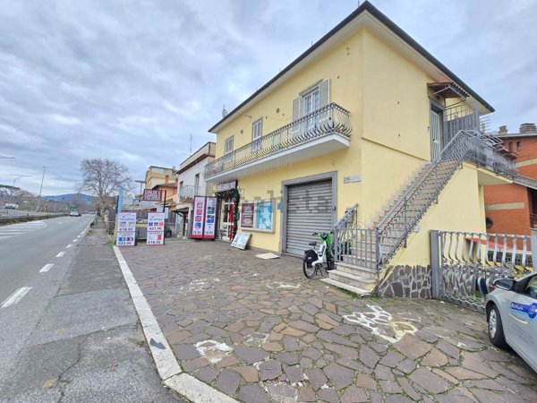locale commerciale in vendita a Roma in zona Casal Morena
