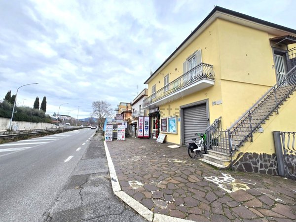 locale commerciale in vendita a Roma in zona Casal Morena