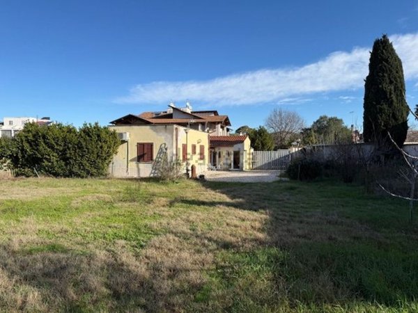 casa indipendente in vendita a Roma in zona Ostia Antica