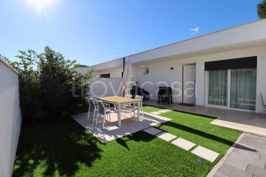 casa indipendente in vendita a Roma in zona Infernetto