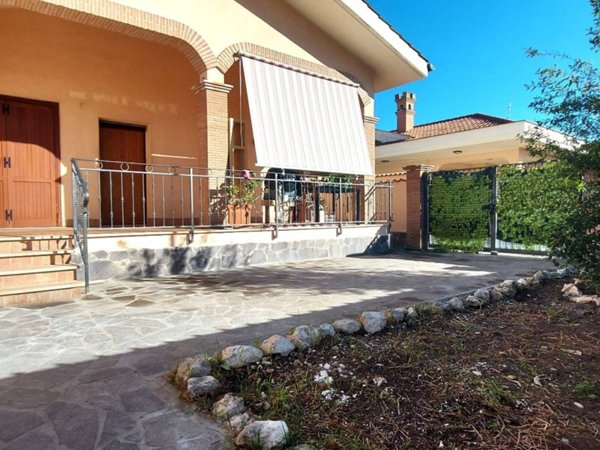 casa indipendente in vendita a Roma in zona Ostia Antica