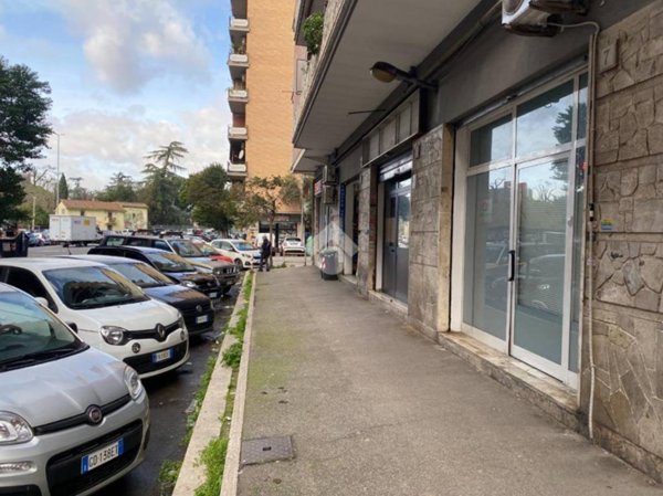 negozio in vendita a Roma in zona Tuscolano