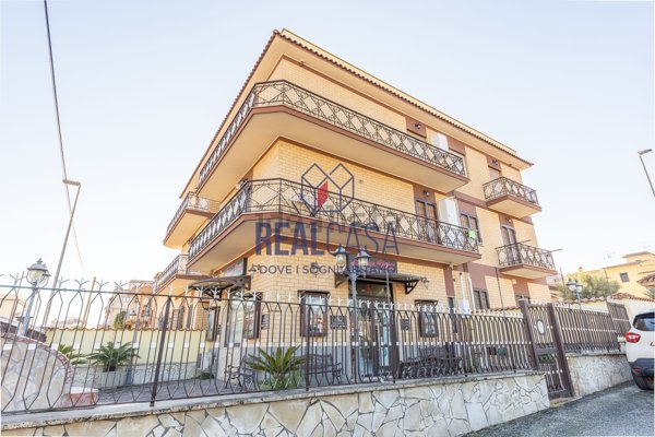 locale commerciale in vendita a Roma in zona Tor Bella Monaca