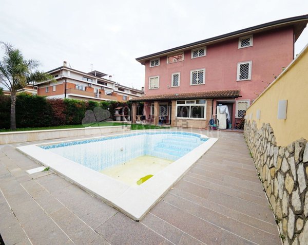 casa indipendente in vendita a Roma in zona Axa