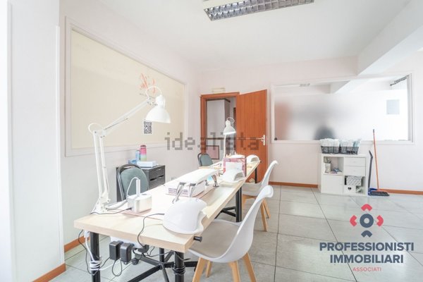 locale commerciale in vendita a Roma in zona Collatino