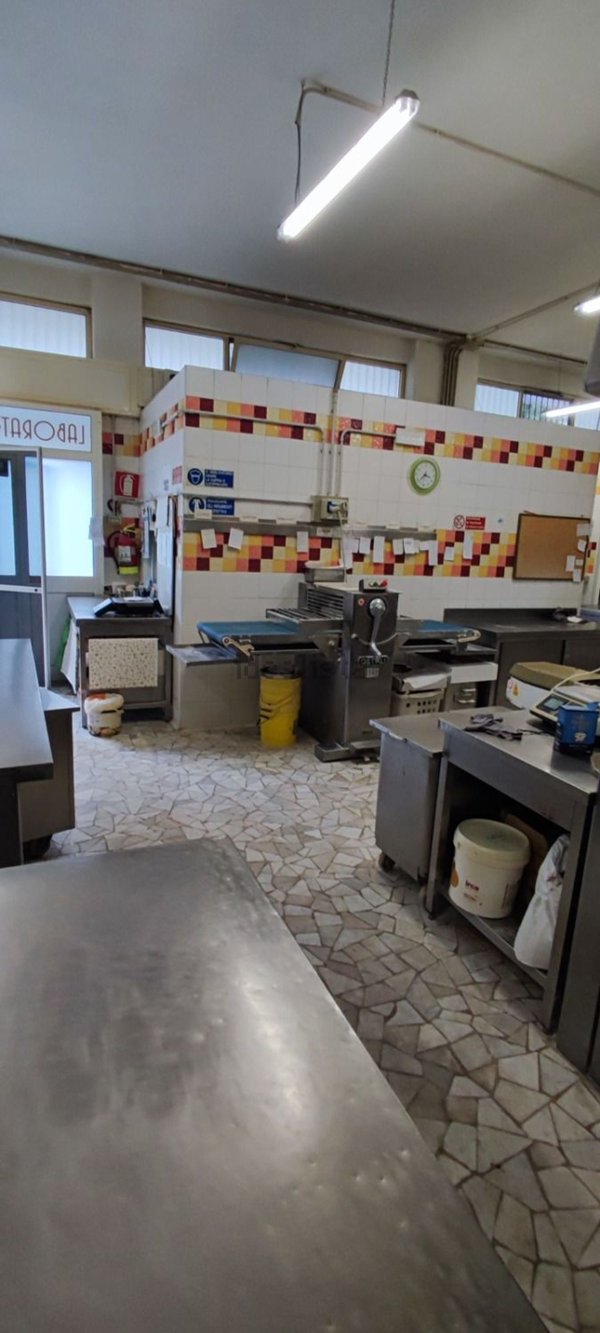 negozio in vendita a Roma in zona Ardeatino