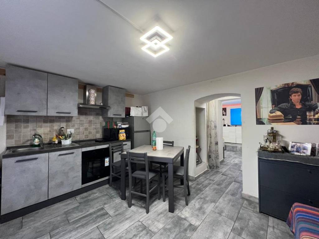 locale commerciale in vendita a Roma in zona Tuscolano