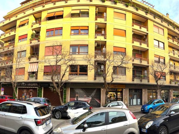 negozio in vendita a Roma in zona Ostia