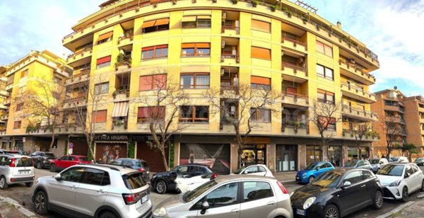 negozio in vendita a Roma in zona Ostia
