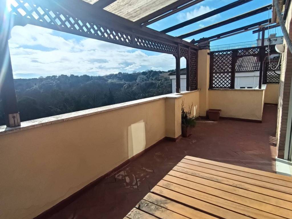 appartamento in vendita a Roma in zona Tomba di Nerone