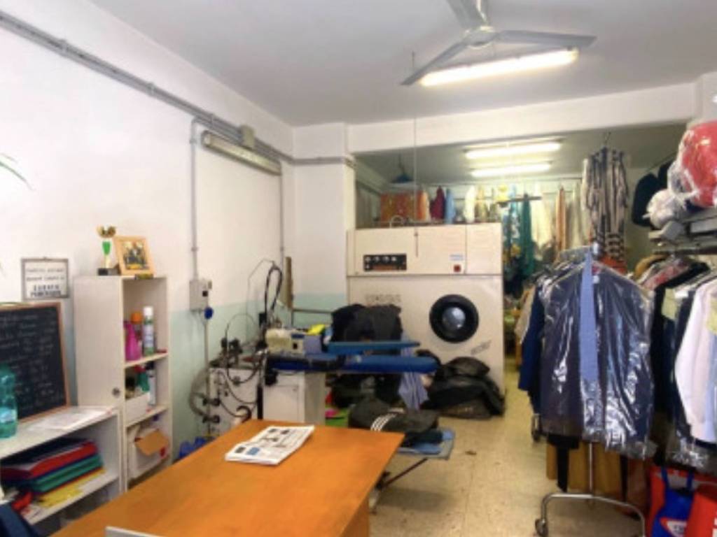 negozio in vendita a Roma in zona Tuscolano