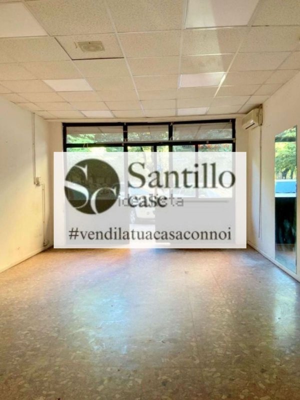 locale commerciale in vendita a Roma in zona Appio Latino