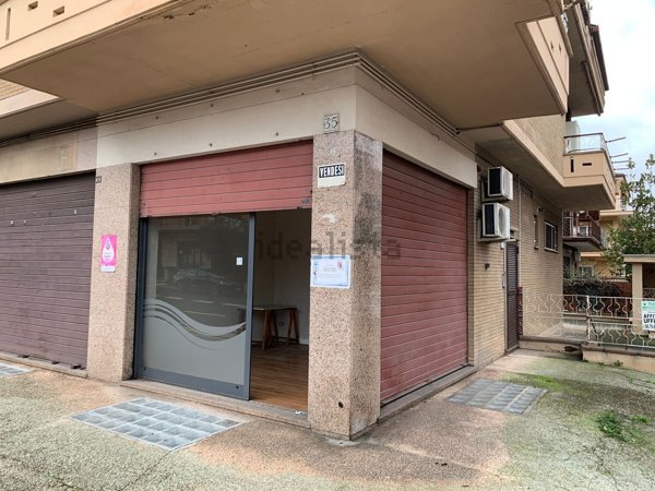 locale commerciale in vendita a Roma in zona Osteria del Curato