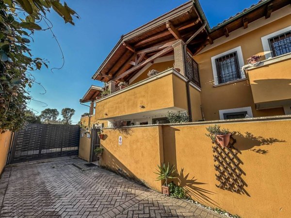 casa indipendente in vendita a Roma in zona Ostia Antica