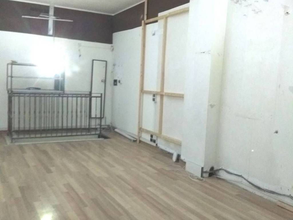 negozio in vendita a Roma in zona Cinecittà