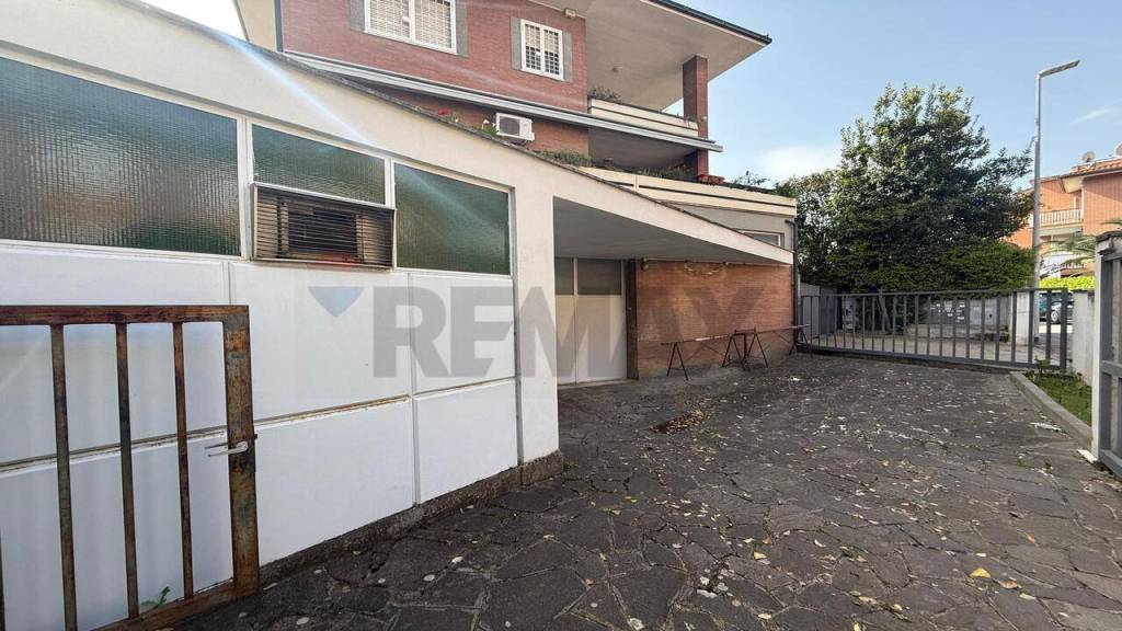 negozio in vendita a Roma in zona Tor Sapienza