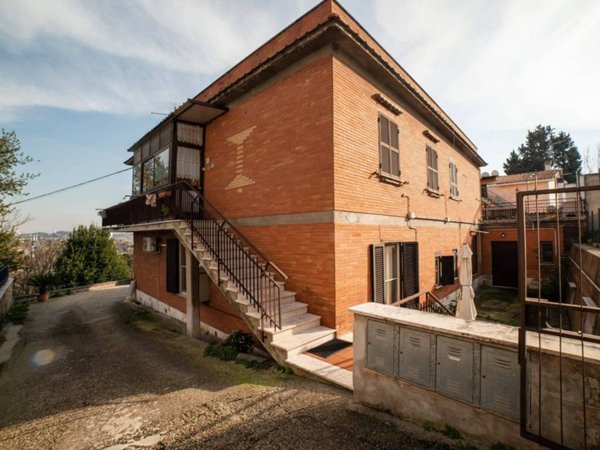 appartamento in vendita a Roma in zona Colle del Sole