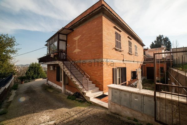 appartamento in vendita a Roma in zona Colle del Sole